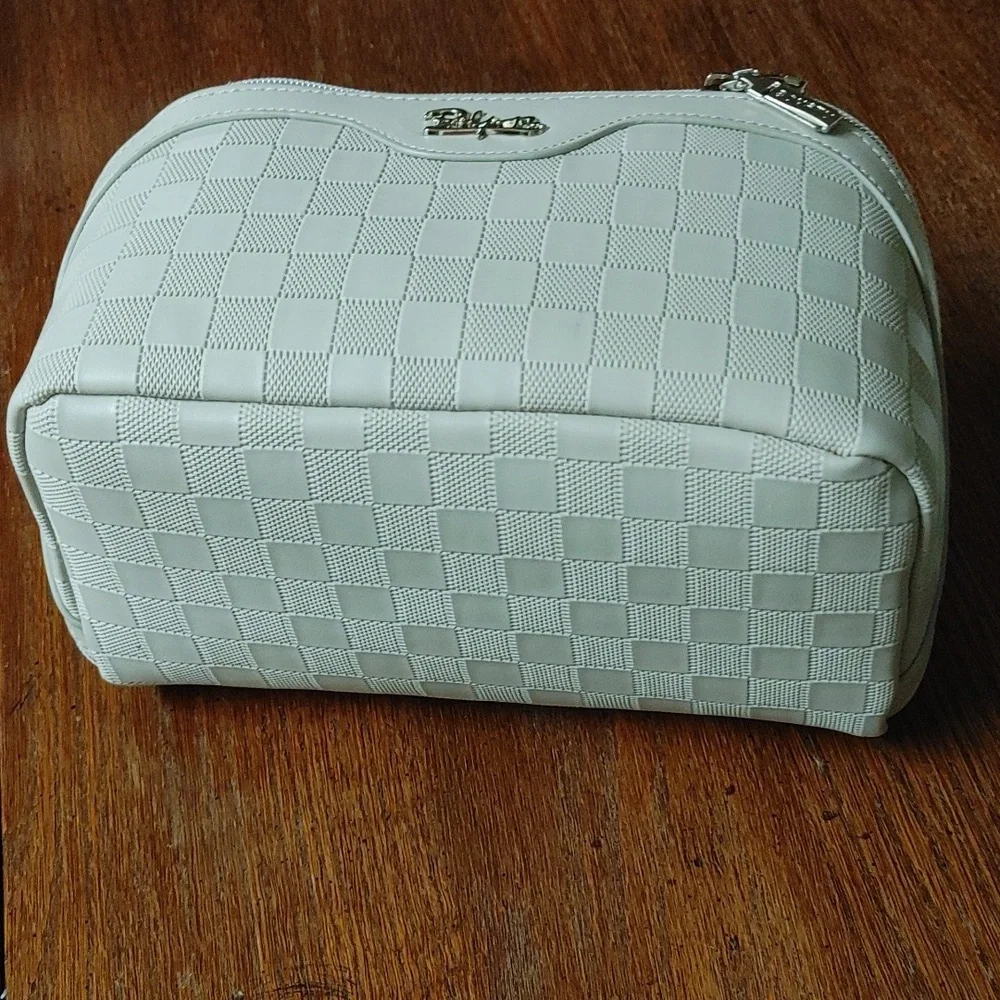 NWOT Boyatu Bath Travel Case